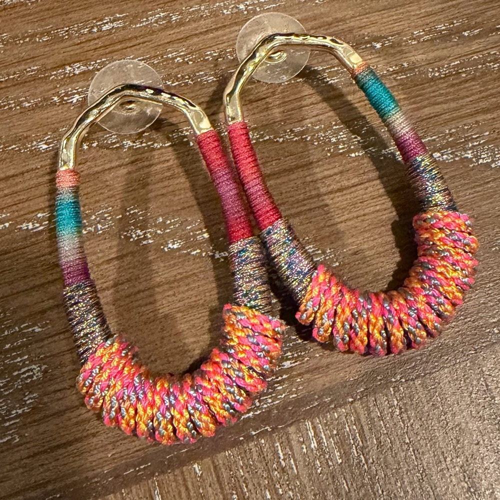 Kendra Scott Masie Gold Open Frame Earrings In Coral Mix Paracord - Picture 4 of 4